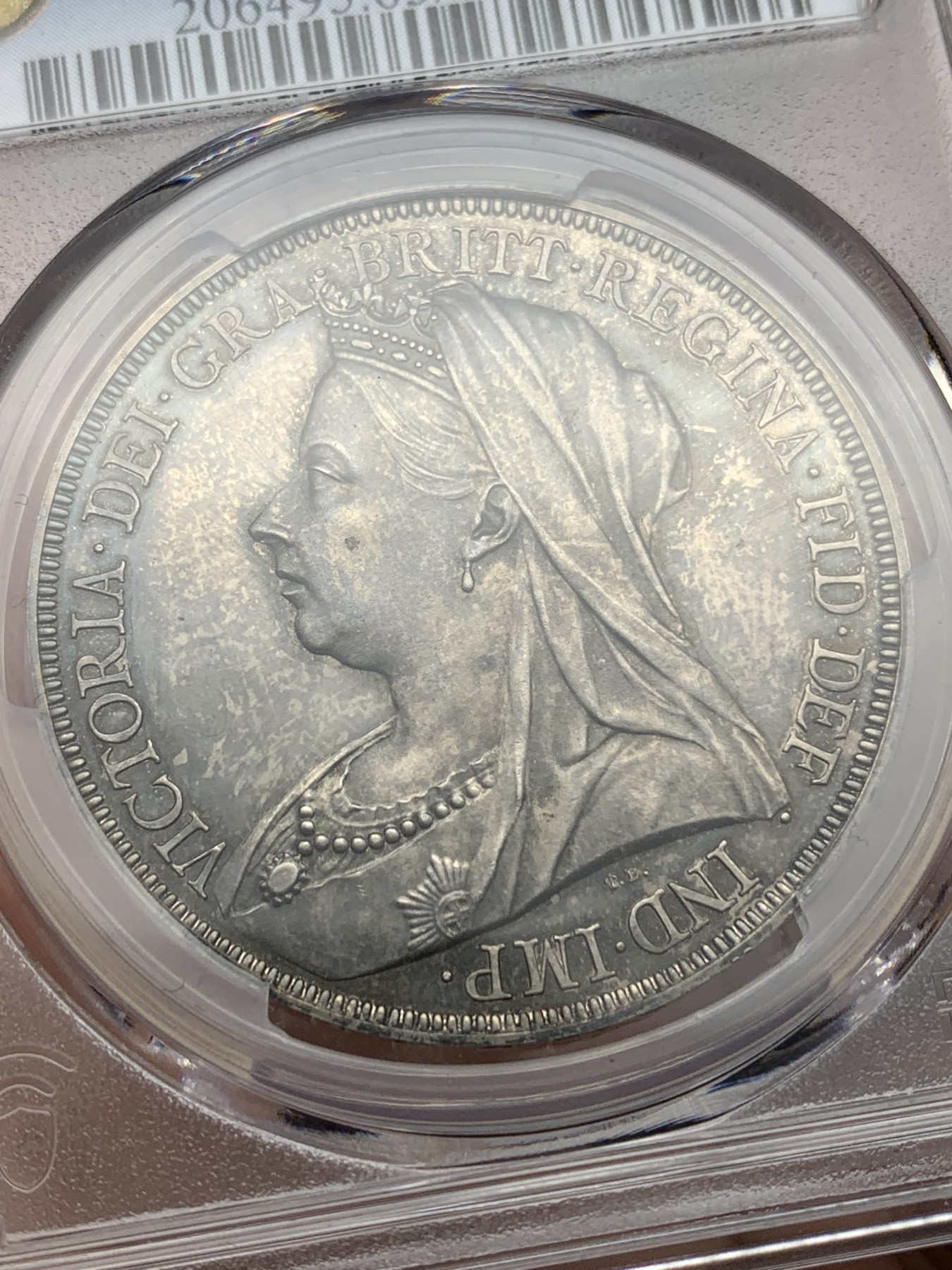 欢迎参加《竞宝斋》为爱冲冲冲 七夕特拍专场 ！第191场 (全场包邮) PCGS PR63英国维多利亚1893精制马剑克朗，最为经典的披沙造型，深色包浆。
