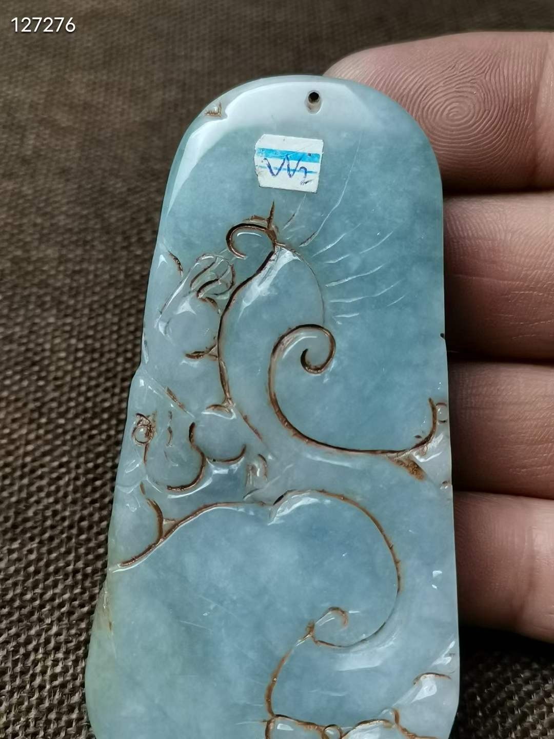 清 翡翠凤凰如意纹牌子色水润细腻，色泽鲜亮，品相上佳，用料厚实，雕工精湛，栩栩如生，寓意美好，浮雕线条流畅，佩戴舒适凤为百鸟之王，为尊。凤也可指皇后乃富贵之身。如意为顺，吉祥。合在一起:富贵吉祥！