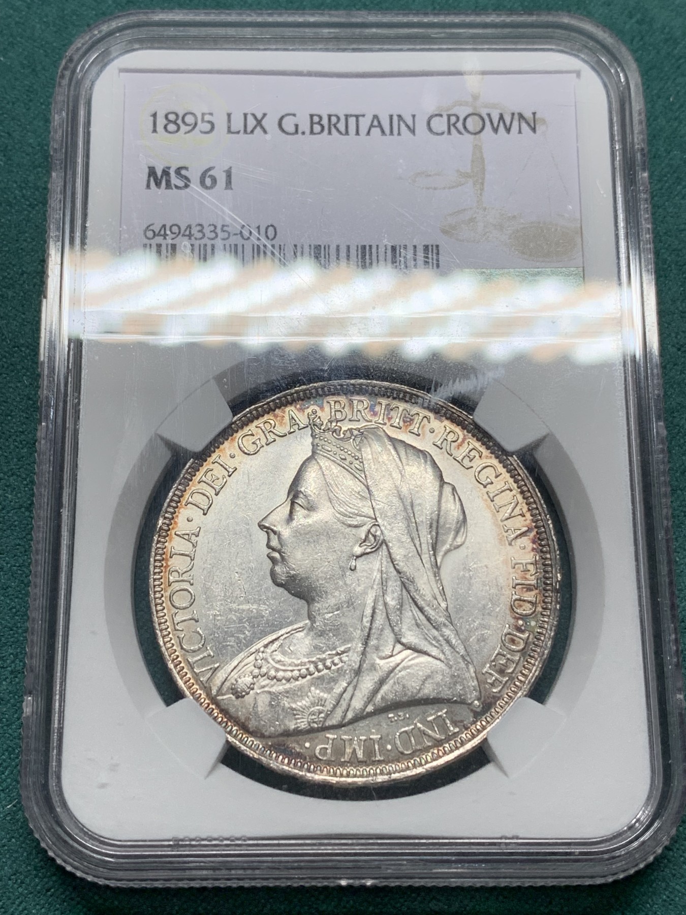 欢迎参加《竞宝斋》为爱冲冲冲 七夕特拍专场 ！第191场 (全场包邮) NGC-MS61 英国 1895 维多利亚批纱马剑 1克朗 大银币 少见年份 LIX版 环彩包浆 状态很不错