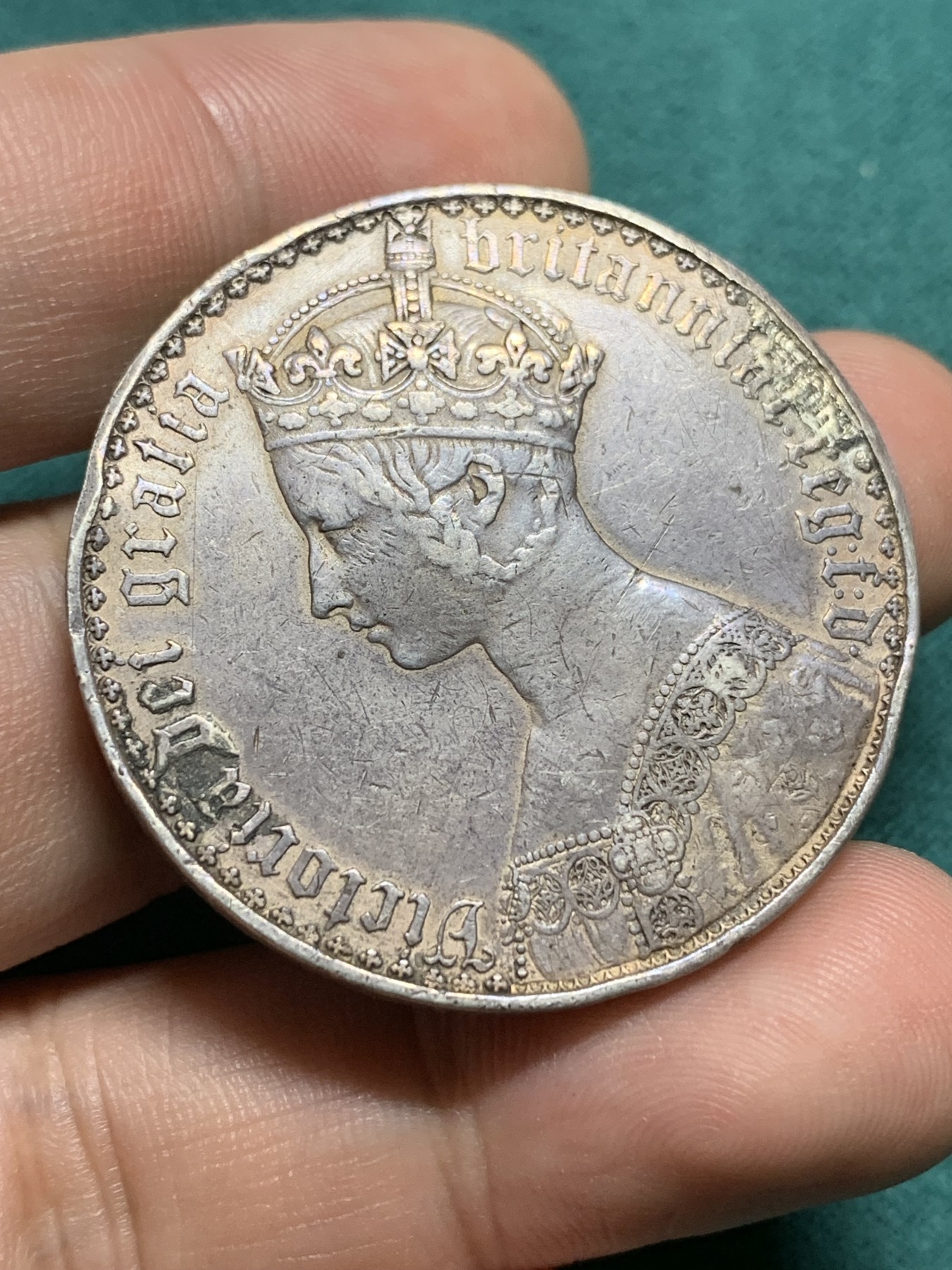 欢迎参加《竞宝斋》为爱冲冲冲 七夕特拍专场 ！第191场 (全场包邮) 英国 1847年 维多利亚 哥特体克朗 大银币 最美的钱币 可惜有过流通 送了N评级因为描述表面改变没给入盒 具体细节见图