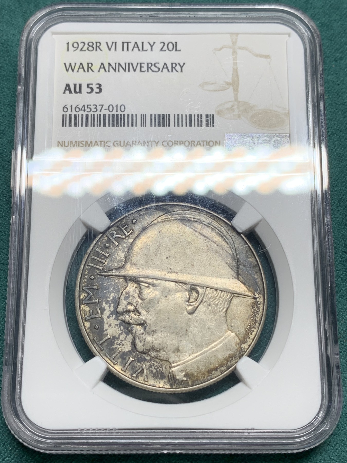 欢迎参加《竞宝斋》为爱冲冲冲 七夕特拍专场 ！第191场 (全场包邮) NGC-AU53 意大利 1928-R 维托里奥.埃马努埃莱三世 一战十周年纪念 20里拉大银 黑五彩包浆 整体味道极佳 少见品种