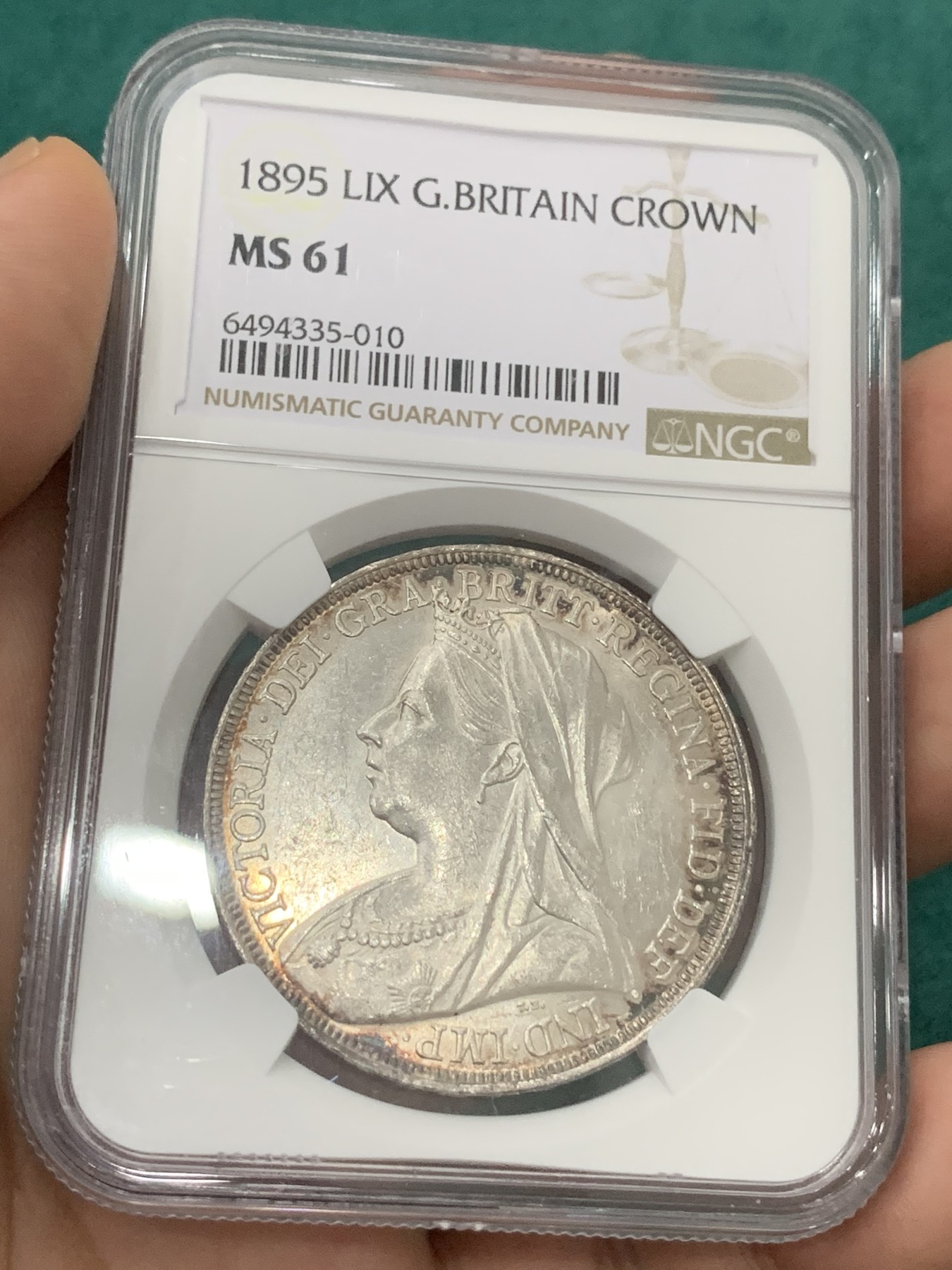 欢迎参加《竞宝斋》为爱冲冲冲 七夕特拍专场 ！第191场 (全场包邮) NGC-MS61 英国 1895 维多利亚批纱马剑 1克朗 大银币 少见年份 LIX版 环彩包浆 状态很不错