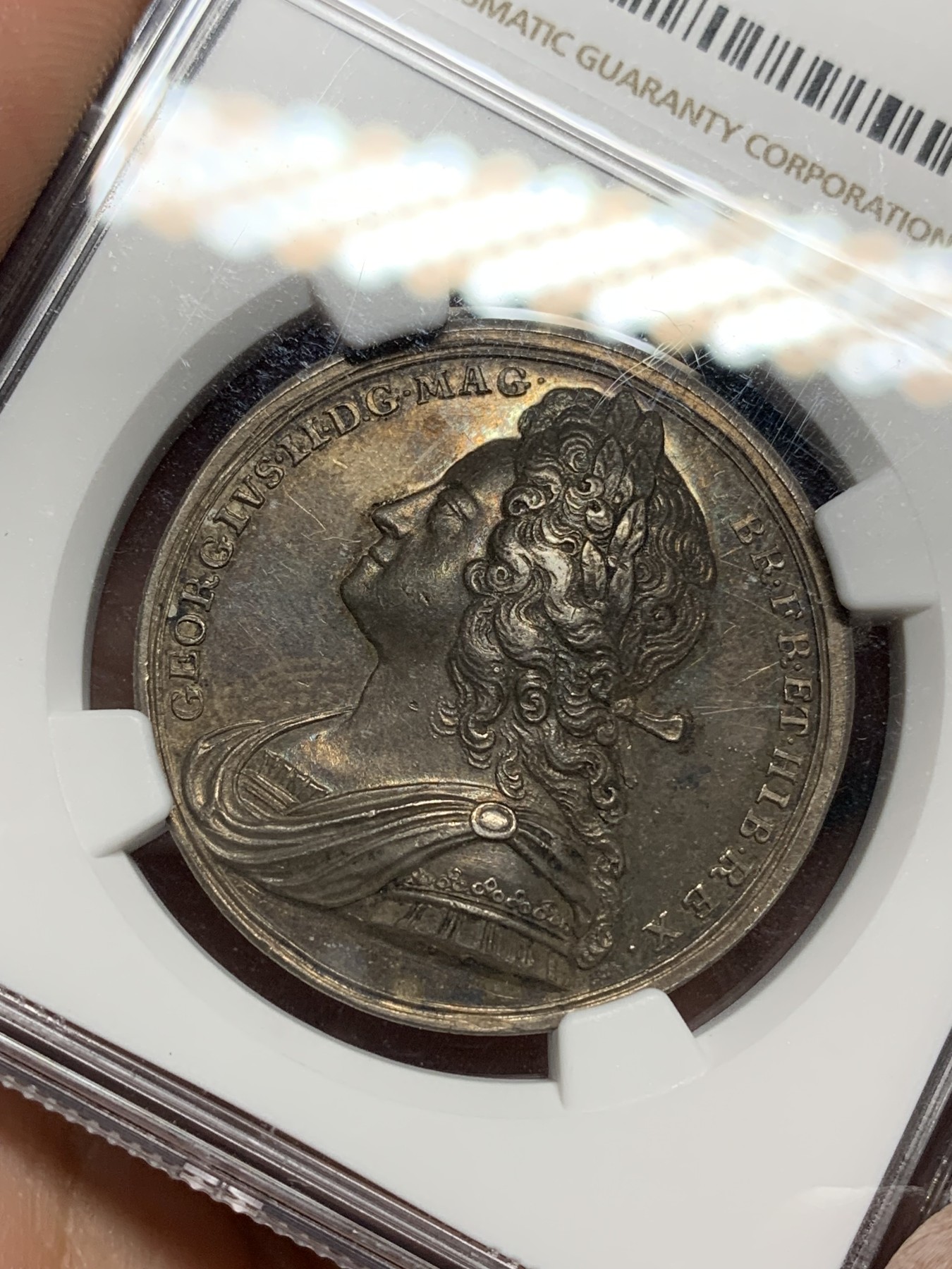 欢迎参加《竞宝斋》为爱冲冲冲 七夕特拍专场 ！第191场 (全场包邮) NGC AU58 英国 1727年 乔治二世 加冕银章 双面彩金包浆 精美的雕刻 是乔治二世统治时期最受欢迎的银章之一 感受将近300年的场景 挺有意义