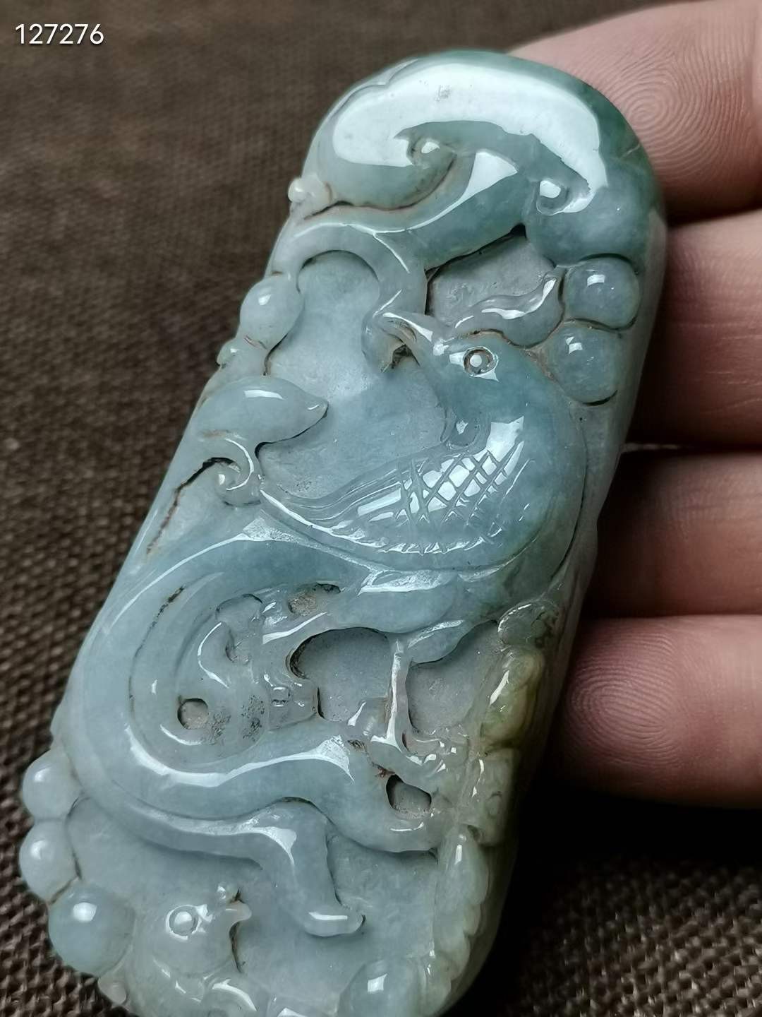 清 翡翠凤凰如意纹牌子色水润细腻，色泽鲜亮，品相上佳，用料厚实，雕工精湛，栩栩如生，寓意美好，浮雕线条流畅，佩戴舒适凤为百鸟之王，为尊。凤也可指皇后乃富贵之身。如意为顺，吉祥。合在一起:富贵吉祥！