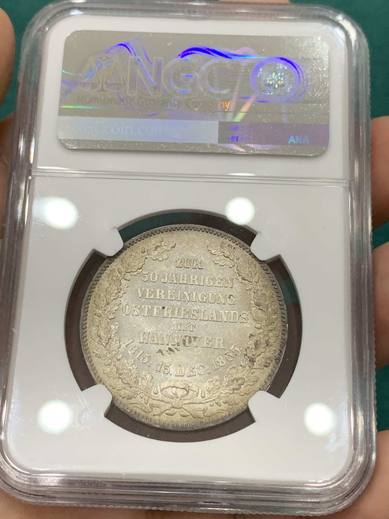欢迎参加《竞宝斋》为爱冲冲冲 七夕特拍专场 ！第191场 (全场包邮) 季军分NGC-MS63分 德国 1865汉诺威和东弗里士兰联合50周年纪念泰勒，发行量1000枚，是同系列橡树泰勒发现量的一半，P+N评级记录一共就29枚。难得一见的汉诺威系列泰勒，状态不用讲，重在少见，收藏潜力巨大。MS65价格已过万。