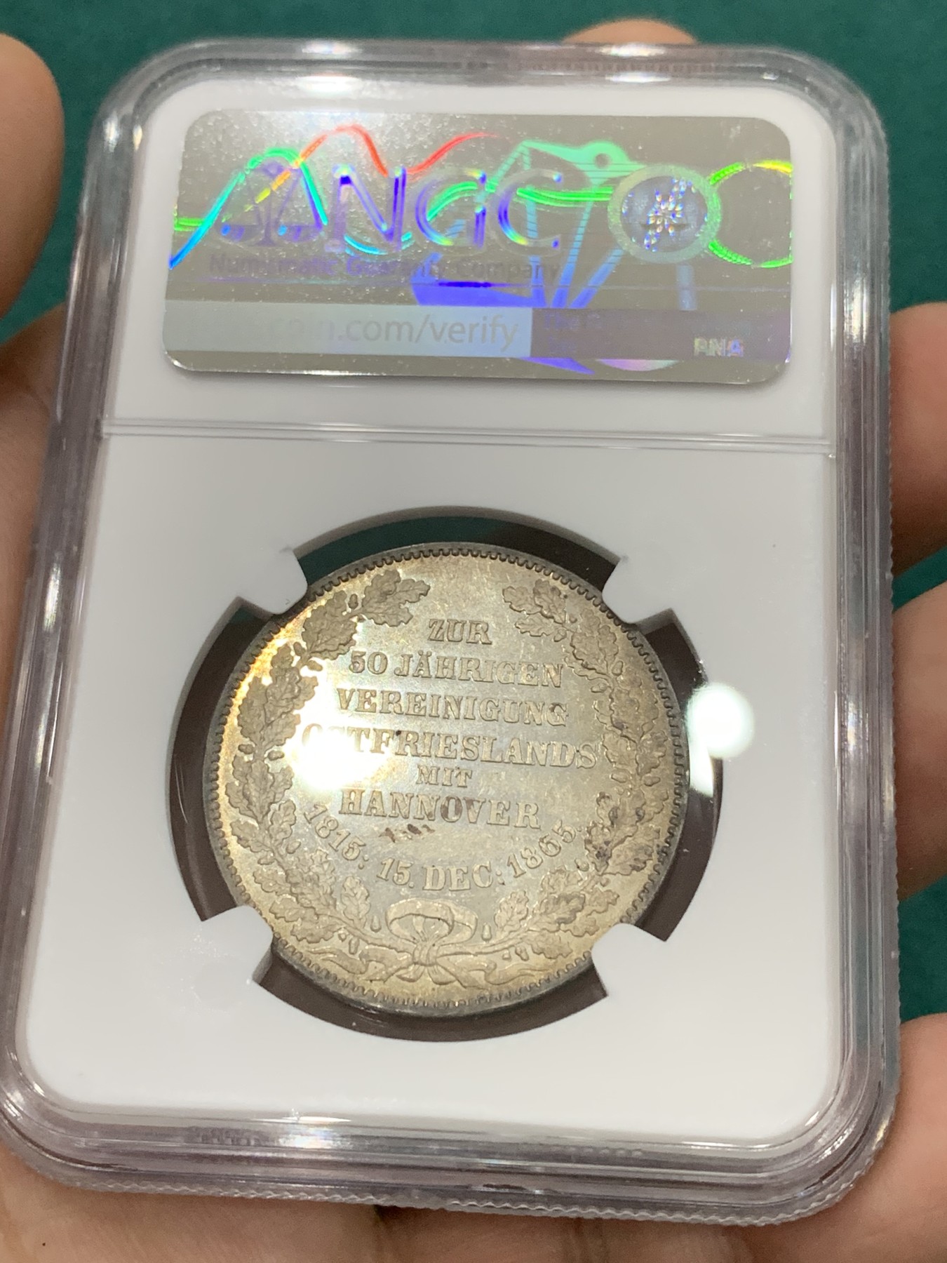 欢迎参加《竞宝斋》为爱冲冲冲 七夕特拍专场 ！第191场 (全场包邮) 季军分NGC-MS63分 德国 1865汉诺威和东弗里士兰联合50周年纪念泰勒，发行量1000枚，是同系列橡树泰勒发现量的一半，P+N评级记录一共就29枚。难得一见的汉诺威系列泰勒，状态不用讲，重在少见，收藏潜力巨大。MS65价格已过万。