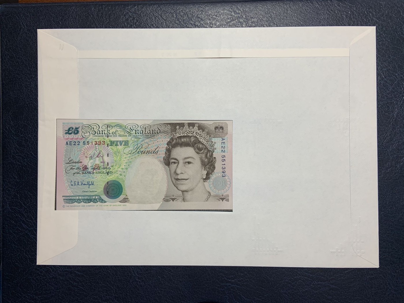 收藏联盟Quantum Auction 第282期拍卖 “多水之乡”-法属圭亚那 英国1994年5镑首日封纪念册 品相全新UNC 带原册 限量发行9500册 信封边缘有一个小黄点 纸币灯下无问题