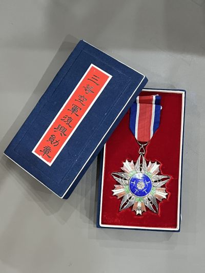 中国历代徽章4 - 民国三等空军复兴勋章