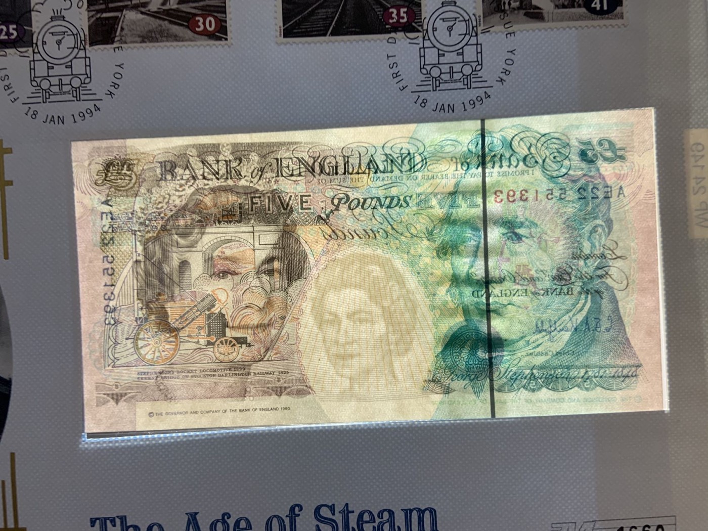 收藏联盟Quantum Auction 第282期拍卖 “多水之乡”-法属圭亚那 英国1994年5镑首日封纪念册 品相全新UNC 带原册 限量发行9500册 信封边缘有一个小黄点 纸币灯下无问题