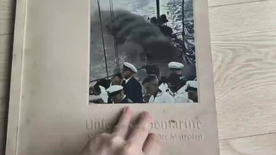 老威廉第四次麦稀奇拍卖 德三海军彩色烟卡册，带外壳，内含小胡子与雷德尔彩图，内容丰富，涵盖德三海军方方面面内容。不缺页不缺图，好品。非常难得的一套带外壳的德三海军卡册。