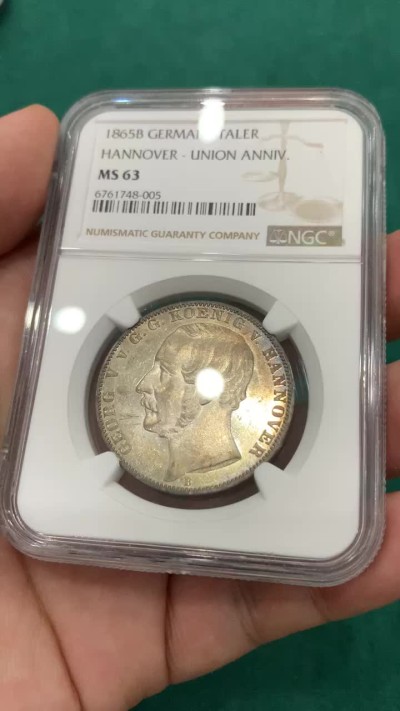 欢迎参加《竞宝斋》为爱冲冲冲 七夕特拍专场 ！第191场 (全场包邮) 季军分NGC-MS63分 德国 1865汉诺威和东弗里士兰联合50周年纪念泰勒，发行量1000枚，是同系列橡树泰勒发现量的一半，P+N评级记录一共就29枚。难得一见的汉诺威系列泰勒，状态不用讲，重在少见，收藏潜力巨大。MS65价格已过万。