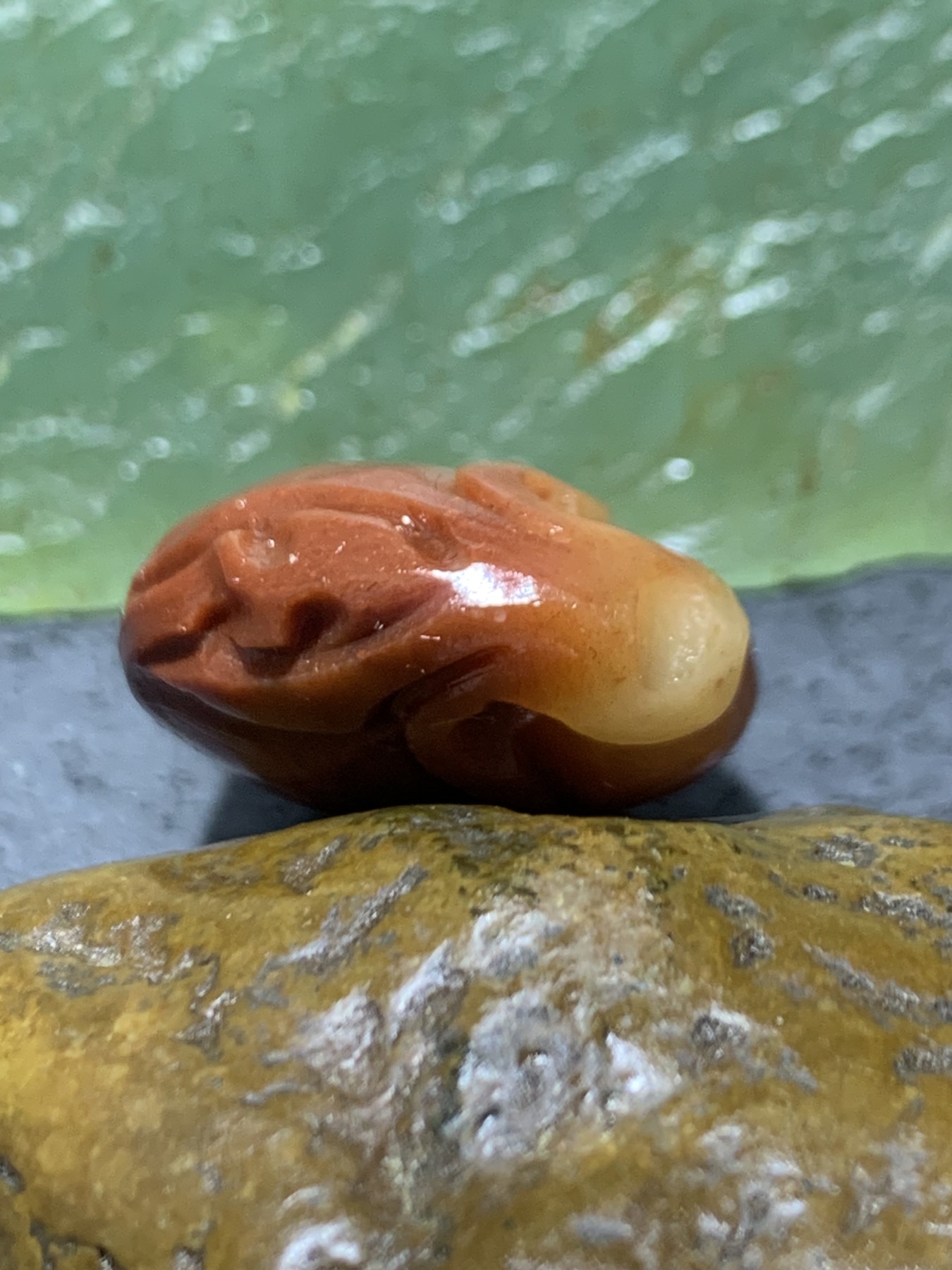 天然新疆三彩玉雕刻寿桃吊坠一个