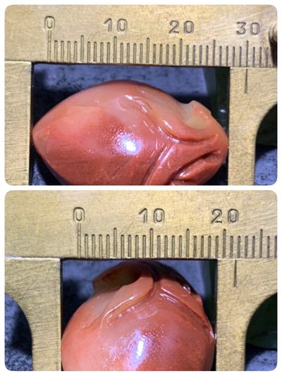 天然新疆三彩玉雕刻寿桃吊坠一个 天然新疆三彩玉雕刻寿桃吊坠一个