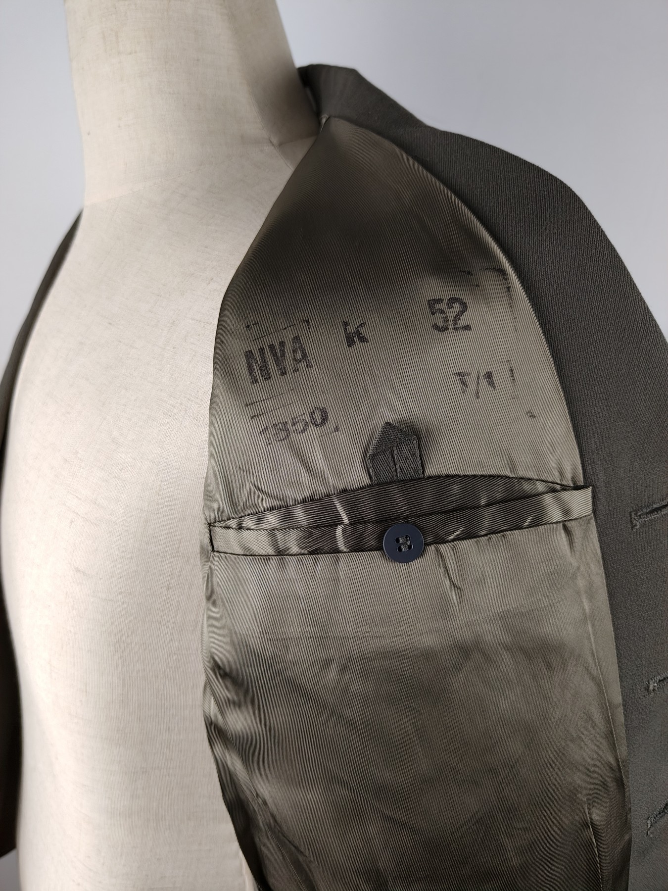 全场0元起拍 第84期 咸鱼国勋章拍卖专场 8月23日（周三）下午6：00开始 稀少，东德防空兵中尉常服一套上衣+马裤，均为k52尺码 胸围110 肩宽48 衣长71 袖长60 腰围88裤长90