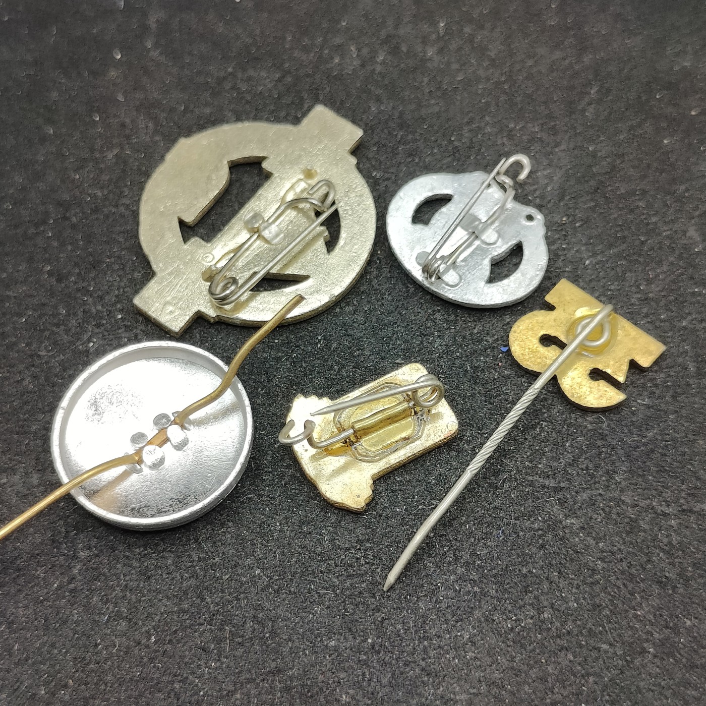 全场0元起拍 第84期 咸鱼国勋章拍卖专场 8月23日（周三）下午6：00开始 东德徽章一组五个