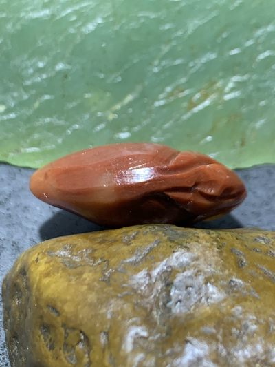 天然新疆三彩玉雕刻寿桃吊坠一个 天然新疆三彩玉雕刻寿桃吊坠一个