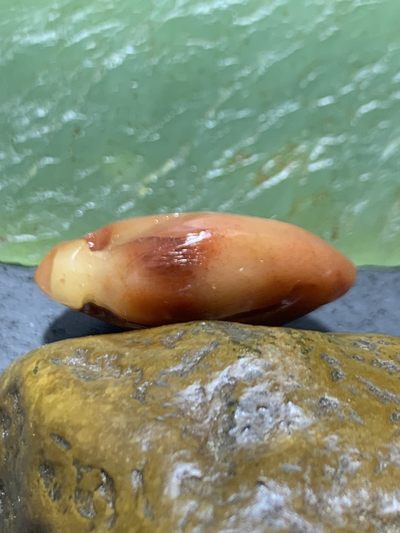 天然新疆三彩玉雕刻寿桃吊坠一个 天然新疆三彩玉雕刻寿桃吊坠一个