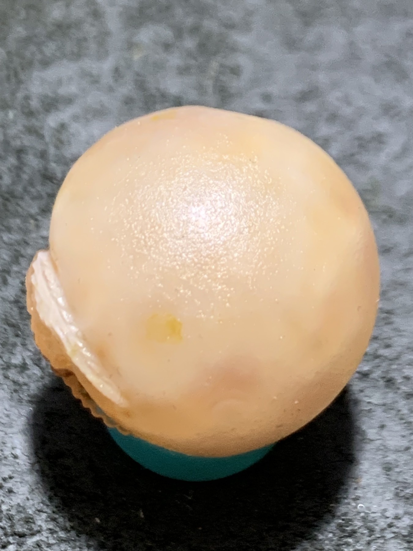 精美亚光糖心料战国红玛瑙手工俏色巧雕仙鹤随形圆珠一个