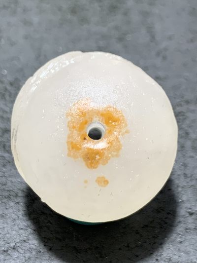 满冰飘亚光战国红玛瑙手工俏色巧雕龙鱼随形珠一个，寓意：富贵有余 满冰飘亚光战国红玛瑙手工俏色巧雕龙鱼随形珠一个，寓意：富贵有余