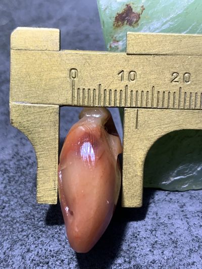 天然新疆三彩玉雕刻寿桃吊坠一个 天然新疆三彩玉雕刻寿桃吊坠一个