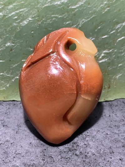 天然新疆三彩玉雕刻寿桃吊坠一个 天然新疆三彩玉雕刻寿桃吊坠一个