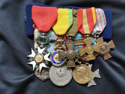 盛世勋华——号角文化勋章邮票专场拍卖第130期 - 法国一战二战老兵奖章9联排 包括骑士级荣军，军事奖章，一战战争十字带两次旅团级嘉奖，志愿者十字，战斗十字，二战纪念奖章带北非 解放条，意大利战役奖章，北非奖章带阿尔及利亚条，军事功绩十字（银制）