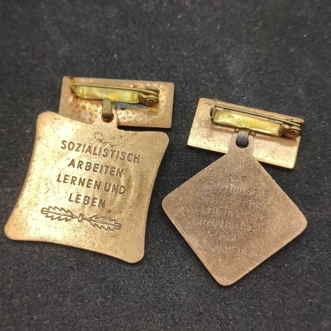 全场0元起拍 第84期 咸鱼国勋章拍卖专场 8月23日（周三）下午6：00开始 东德劳动奖章两个