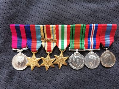 盛世勋华——号角文化勋章邮票专场拍卖第132期 - 英国二战服役七迷你联排 包括：杰出行为奖章（少见）. 1939-45之星奖章.非洲之星奖章（带第8集团军勋条）.防御奖章.二战战争奖章和帝国服务奖章