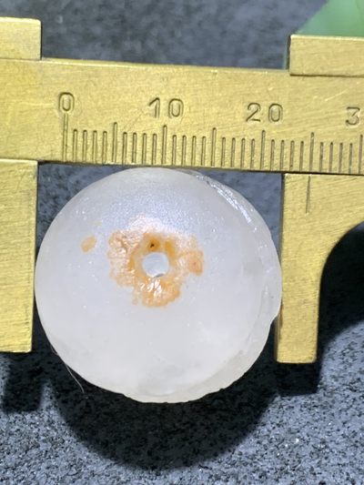 满冰飘亚光战国红玛瑙手工俏色巧雕龙鱼随形珠一个，寓意：富贵有余 满冰飘亚光战国红玛瑙手工俏色巧雕龙鱼随形珠一个，寓意：富贵有余