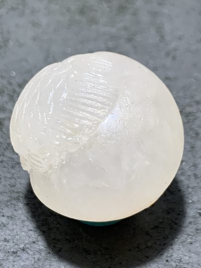 满冰飘亚光战国红玛瑙手工俏色巧雕龙鱼随形珠一个，寓意：富贵有余 满冰飘亚光战国红玛瑙手工俏色巧雕龙鱼随形珠一个，寓意：富贵有余