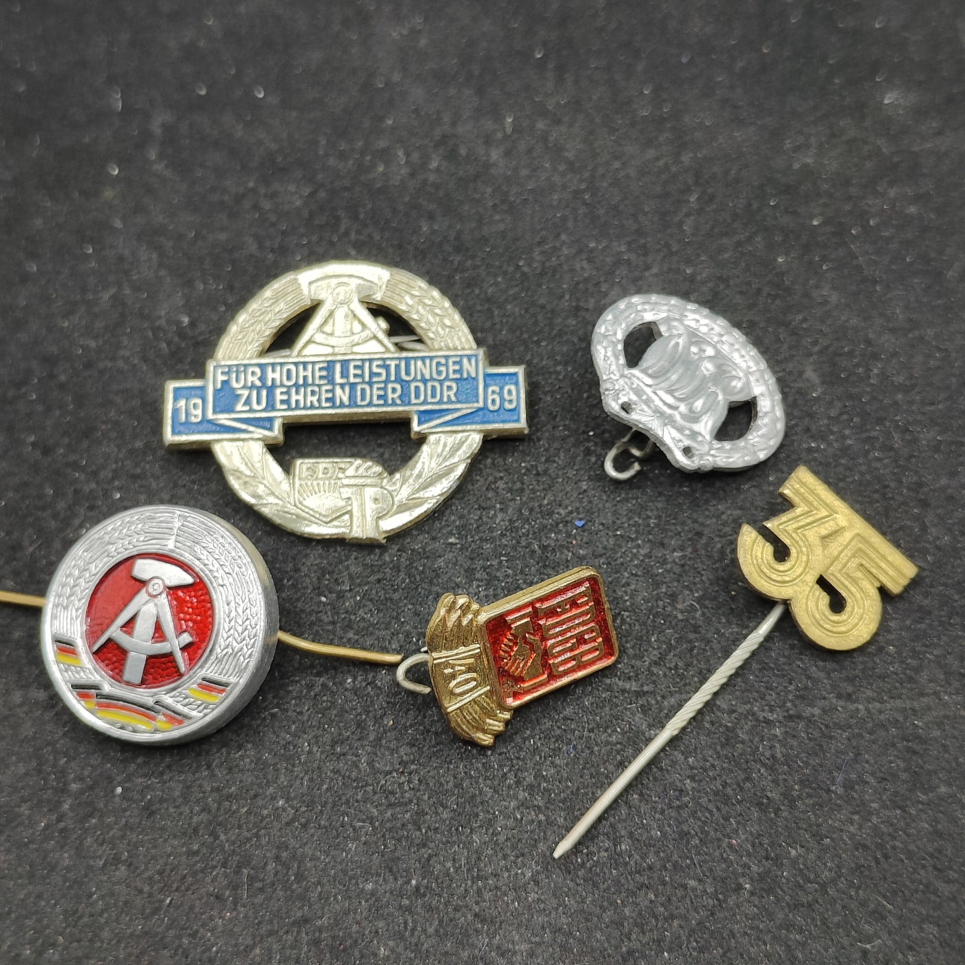 全场0元起拍 第84期 咸鱼国勋章拍卖专场 8月23日（周三）下午6：00开始 东德徽章一组五个