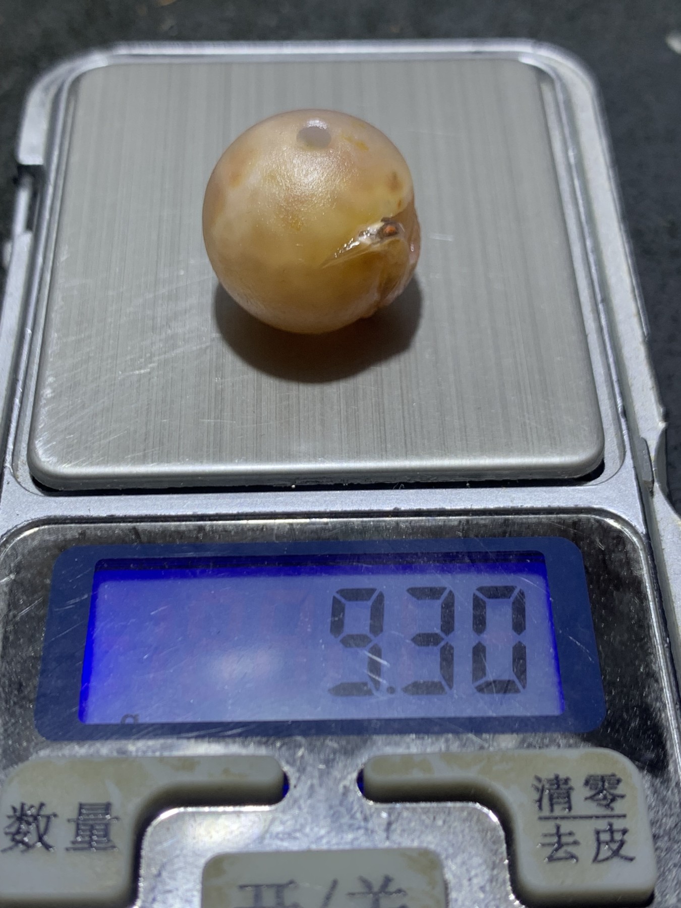 精美亚光糖心料战国红玛瑙手工俏色巧雕仙鹤随形圆珠一个