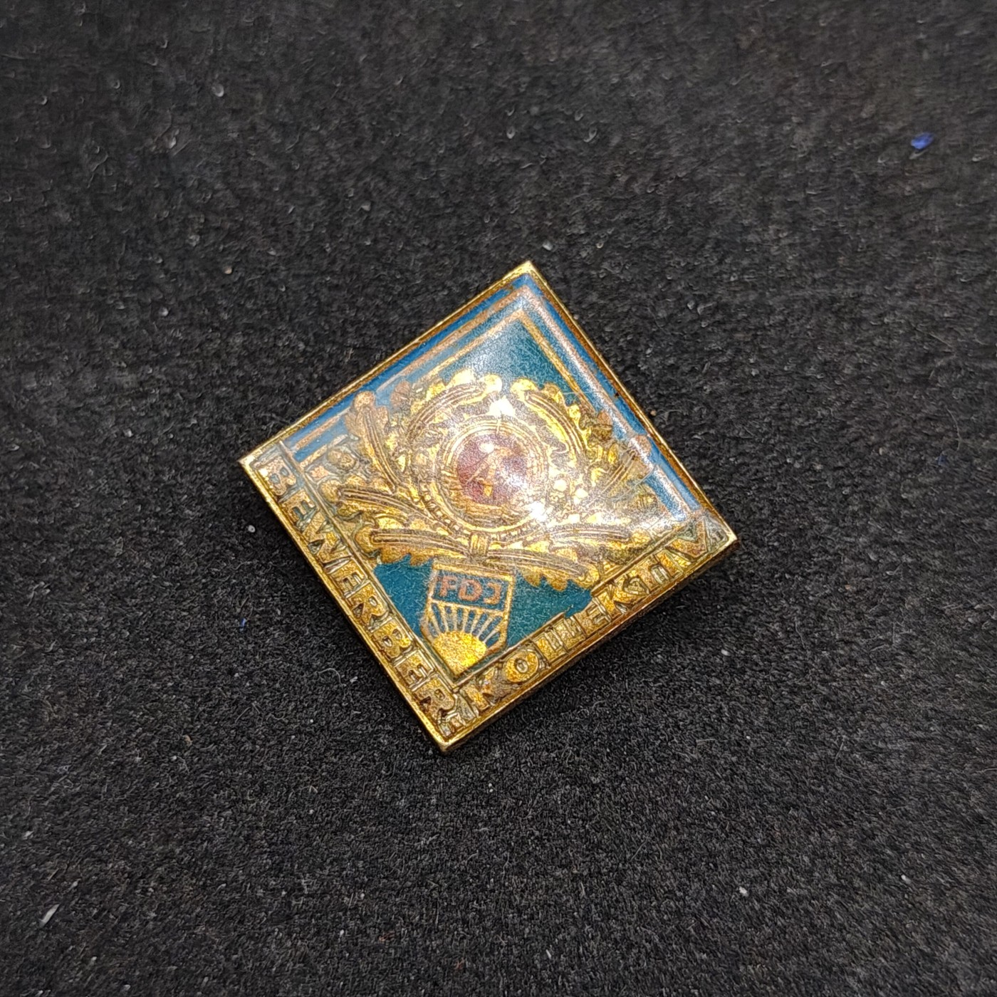 全场0元起拍 第84期 咸鱼国勋章拍卖专场 8月23日（周三）下午6：00开始 东德fdj奖章 陆军帽徽样式