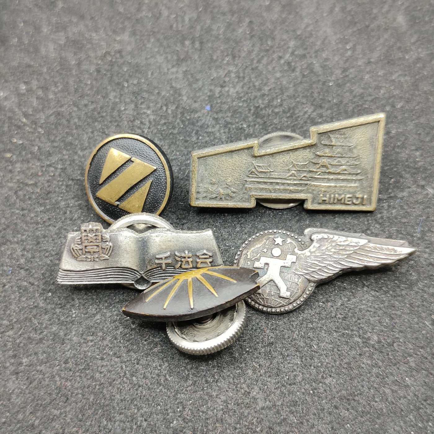 全场0元起拍 第84期 咸鱼国勋章拍卖专场 8月23日（周三）下午6：00开始 日本徽章一组五个