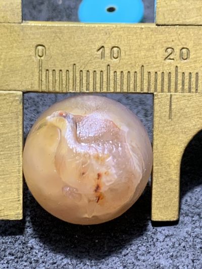 精美亚光糖心料战国红玛瑙手工俏色巧雕仙鹤随形圆珠一个 精美亚光糖心料战国红玛瑙手工俏色巧雕仙鹤随形圆珠一个