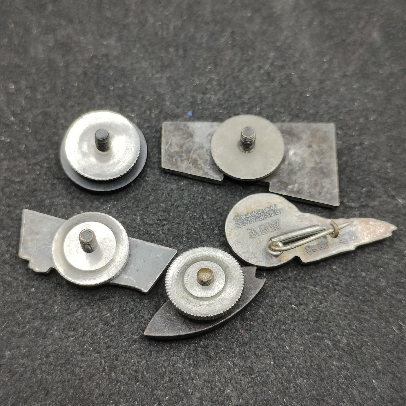 全场0元起拍 第84期 咸鱼国勋章拍卖专场 8月23日（周三）下午6：00开始 日本徽章一组五个