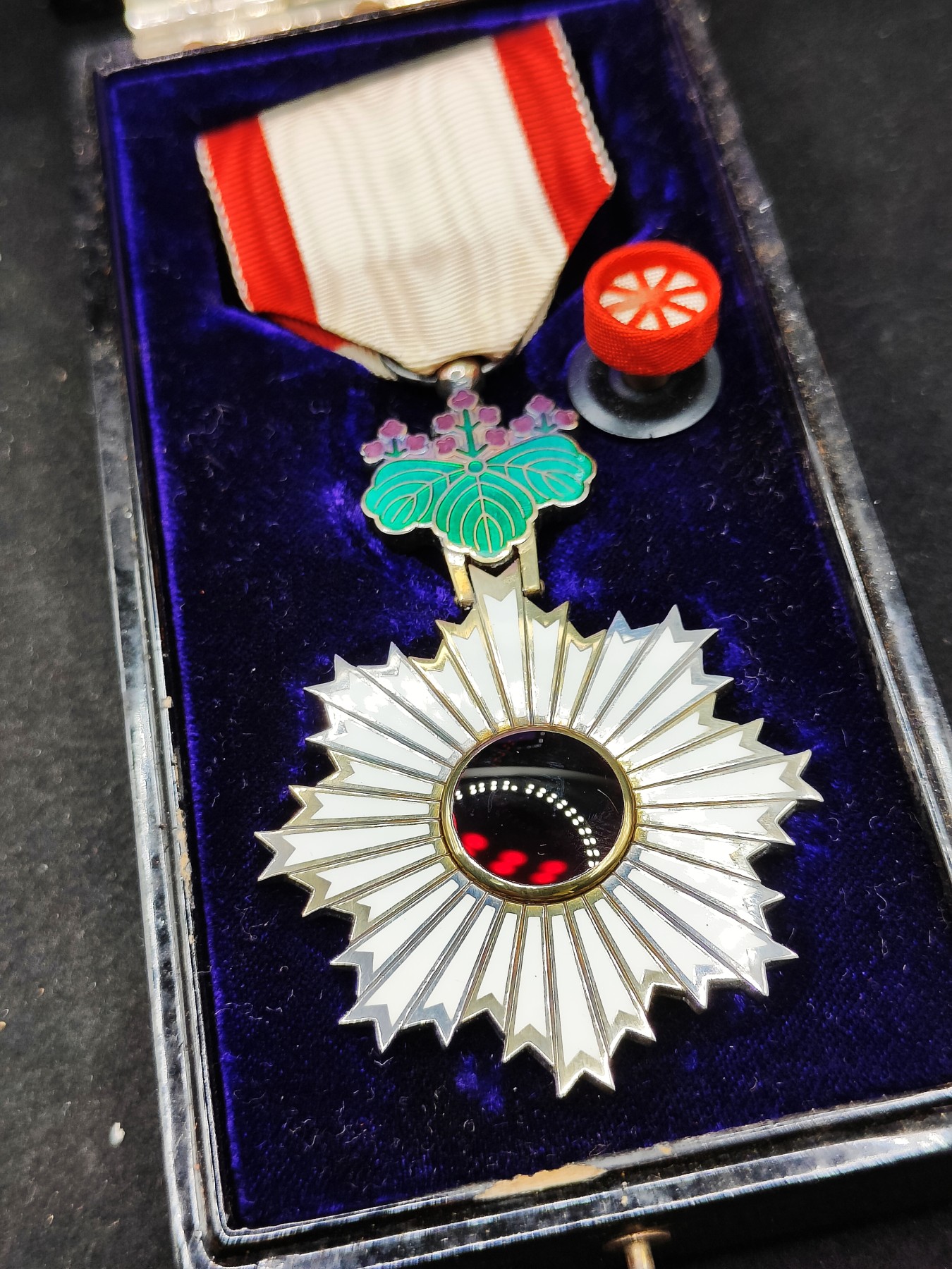 全场0元起拍 第84期 咸鱼国勋章拍卖专场 8月23日（周三）下午6：00开始 日本五等旭日章 鎏金完美品 银制带盒略