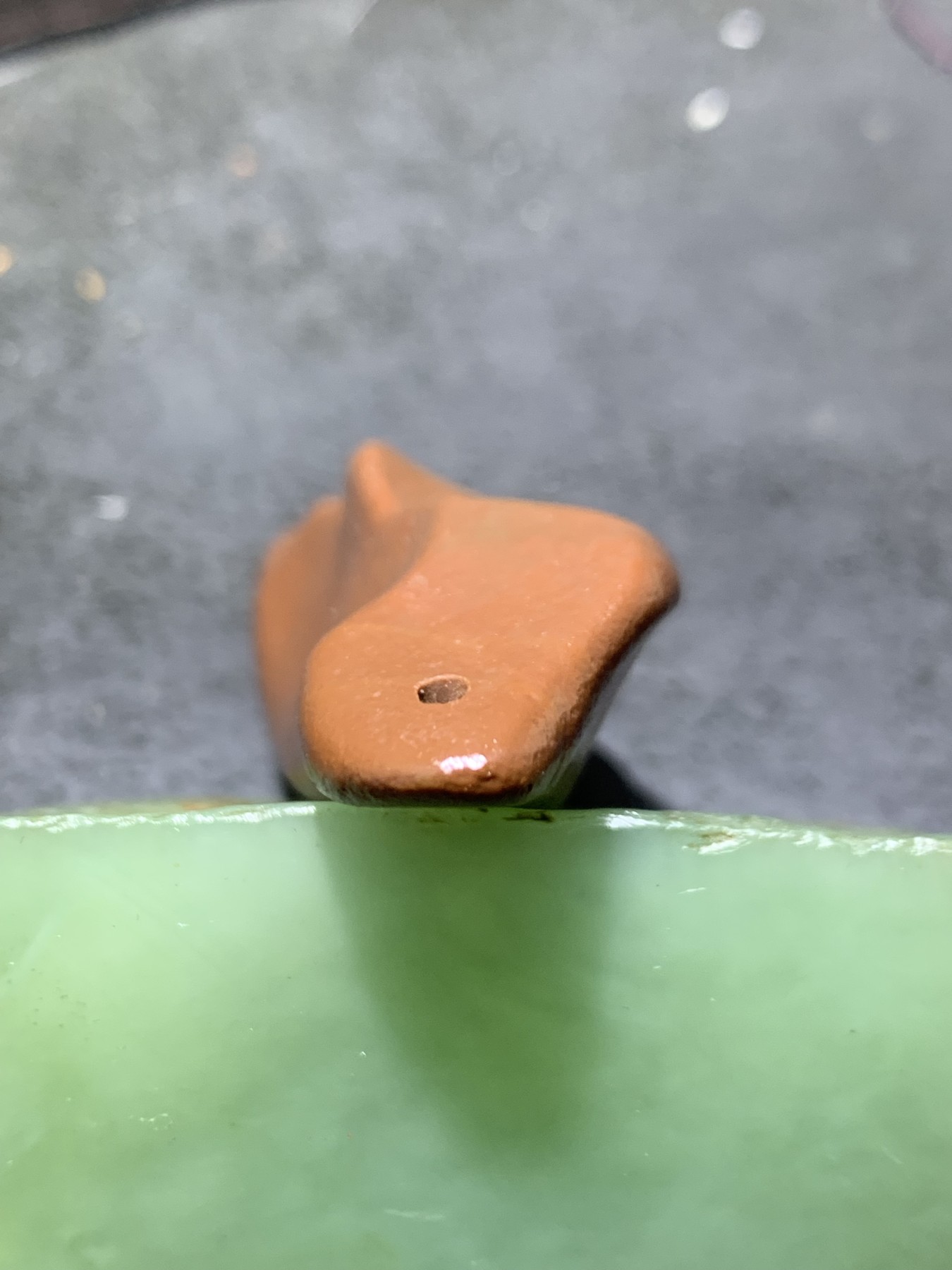 精美戈壁红碧玉手工雕刻禅字把件（吊坠)一个！寓意：禅茶一味