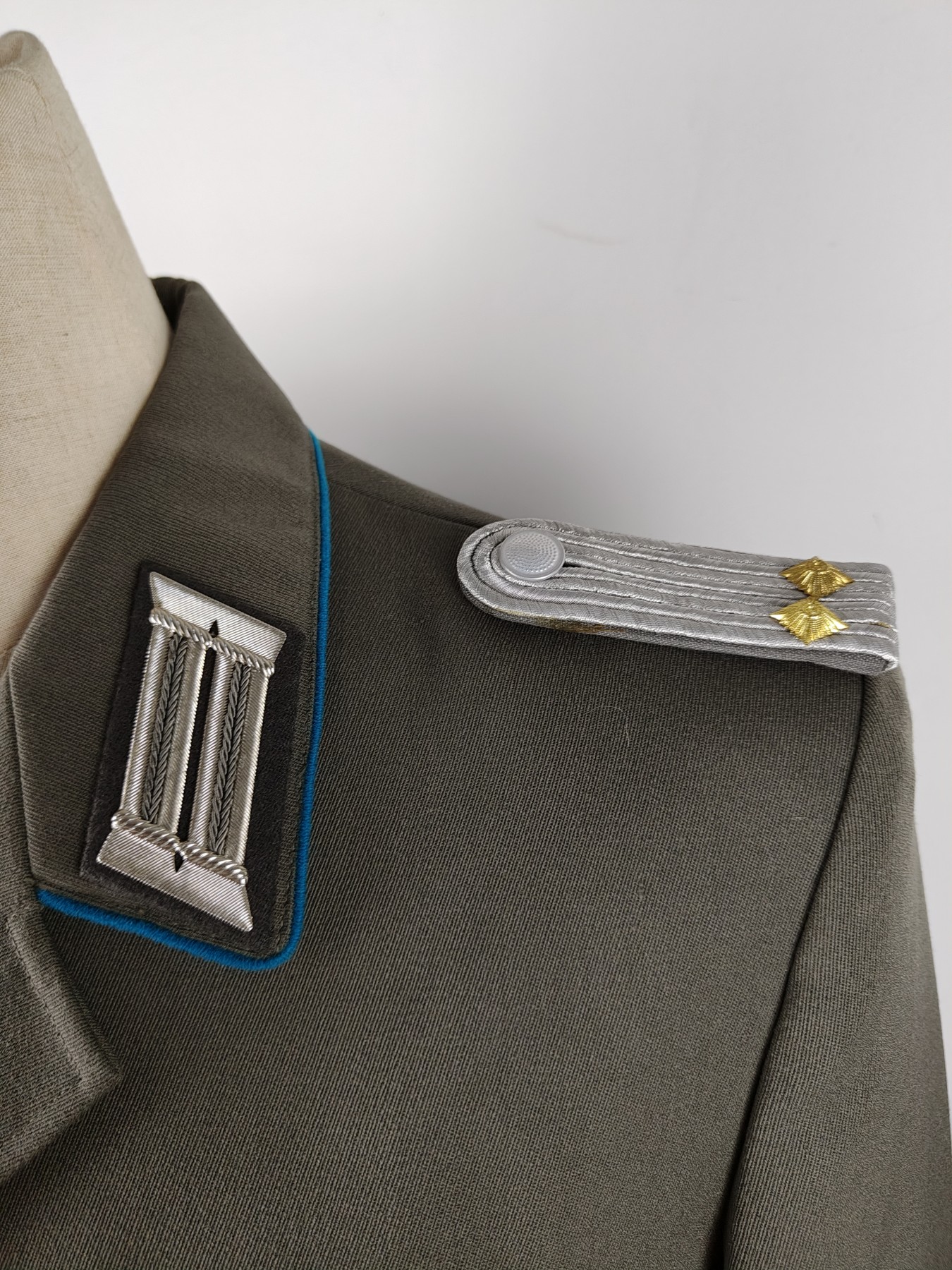 全场0元起拍 第84期 咸鱼国勋章拍卖专场 8月23日（周三）下午6：00开始 稀少，东德防空兵中尉常服一套上衣+马裤，均为k52尺码 胸围110 肩宽48 衣长71 袖长60 腰围88裤长90