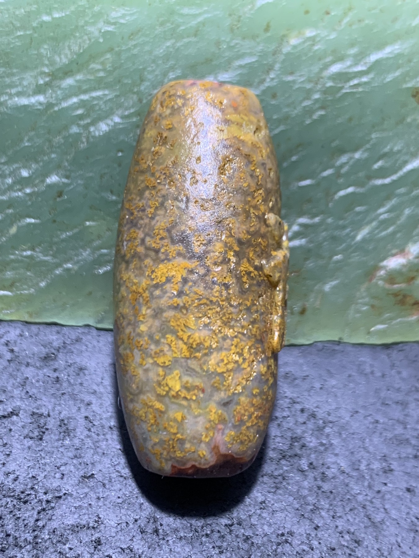 精美亚光高玉化草花纹战国红玛瑙手工雕刻诺字桶珠一颗！