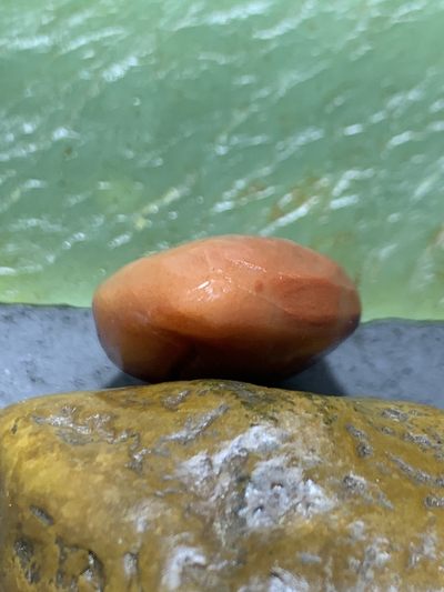 天然新疆三彩玉雕刻寿桃吊坠一个 天然新疆三彩玉雕刻寿桃吊坠一个