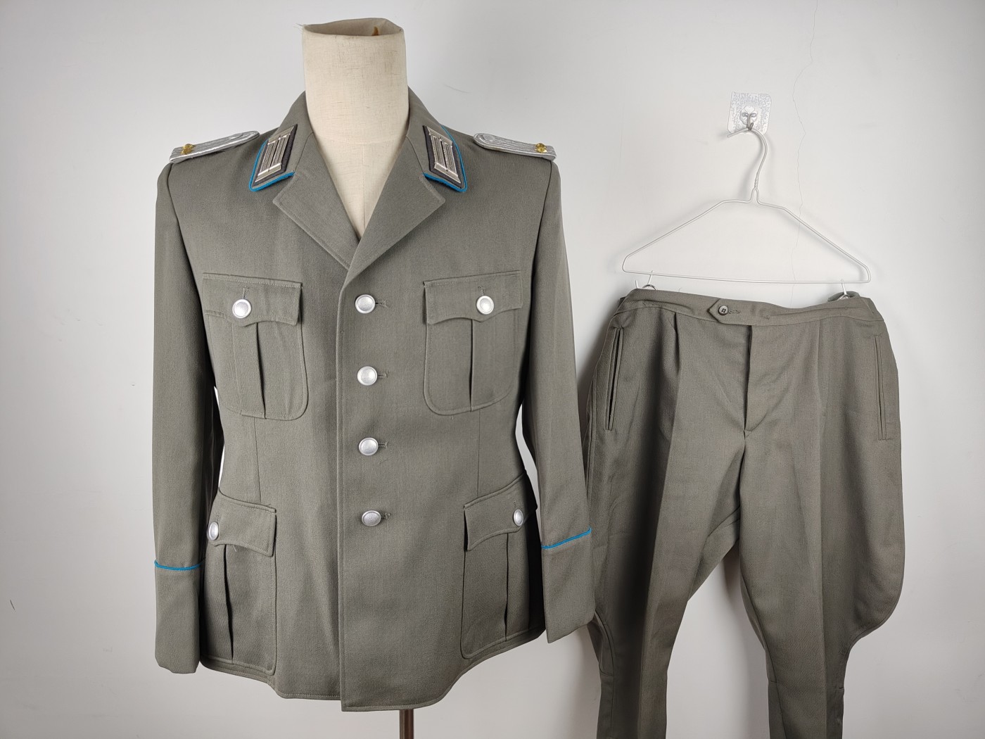 全场0元起拍 第84期 咸鱼国勋章拍卖专场 8月23日（周三）下午6：00开始 稀少，东德防空兵中尉常服一套上衣+马裤，均为k52尺码 胸围110 肩宽48 衣长71 袖长60 腰围88裤长90