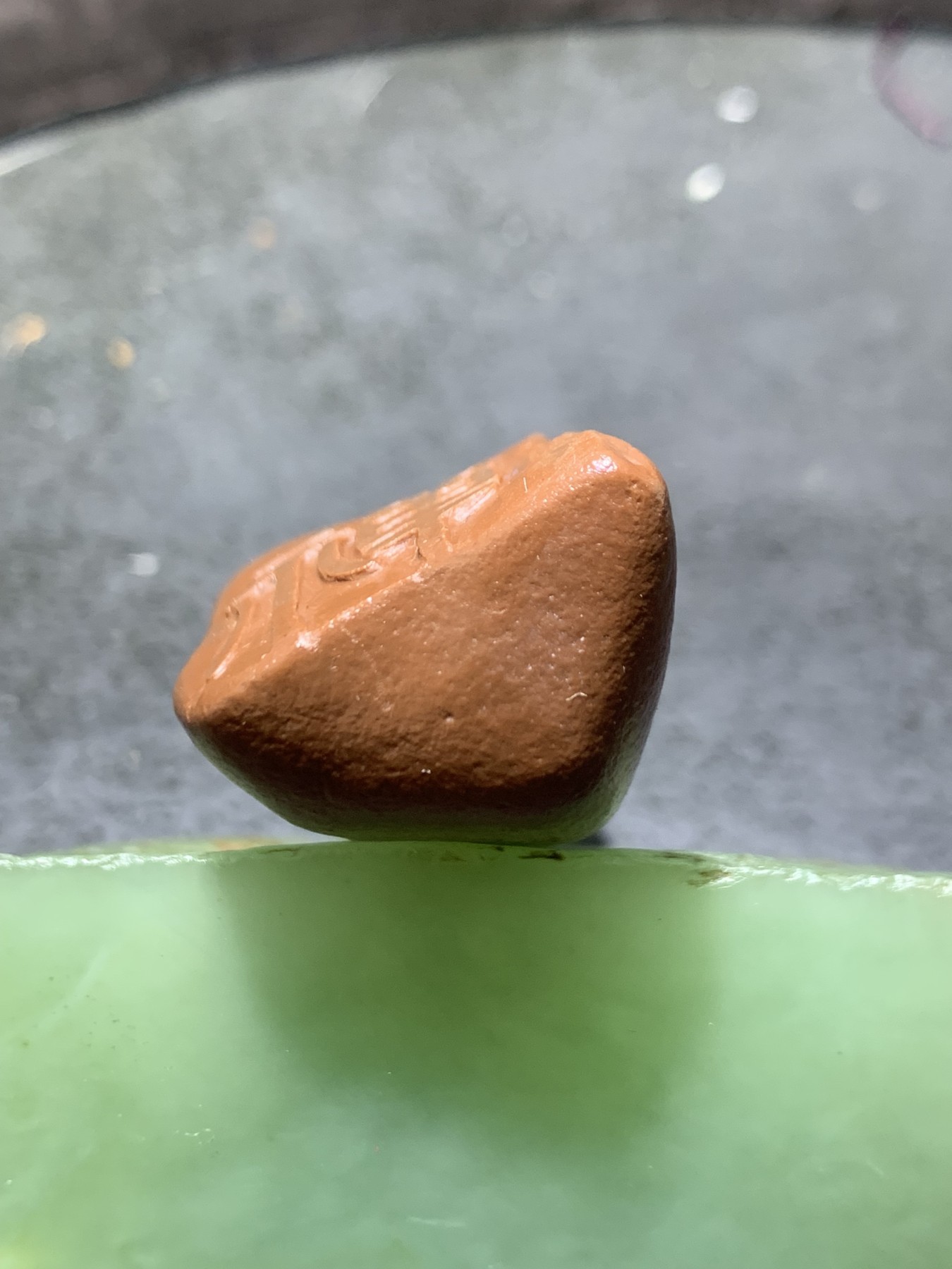精美戈壁红碧玉手工雕刻禅字把件（吊坠)一个！寓意：禅茶一味