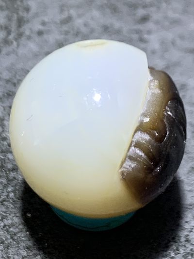 精美高玉化亚光海洋玉髓手工俏色巧雕一念之间圆珠一个！ 精美高玉化亚光海洋玉髓手工俏色巧雕一念之间圆珠一个！