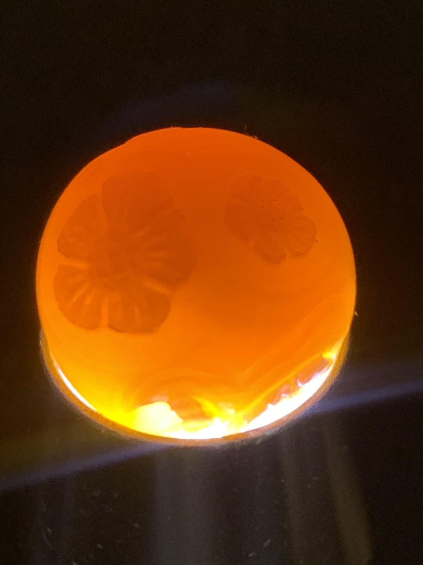 精美亚光战国红玛瑙手工俏色巧雕白梅花随形圆珠一个