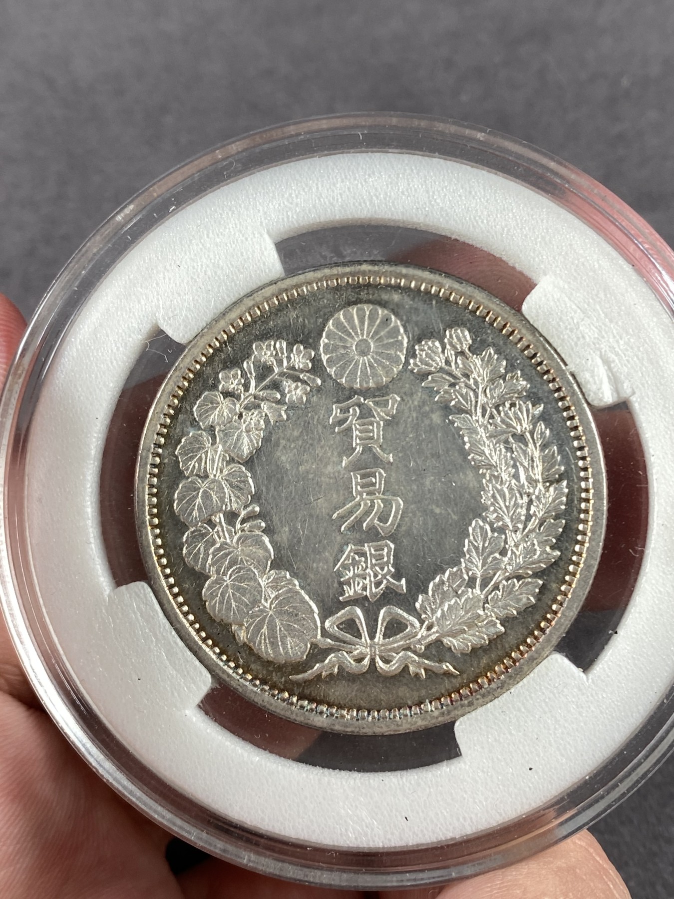 万国钱币拍卖第014期（奢华币宴第一季） 1876年日本明治九年贸易银龙洋1元 带有日本JNDA鉴定书 底板有PL镜面效果