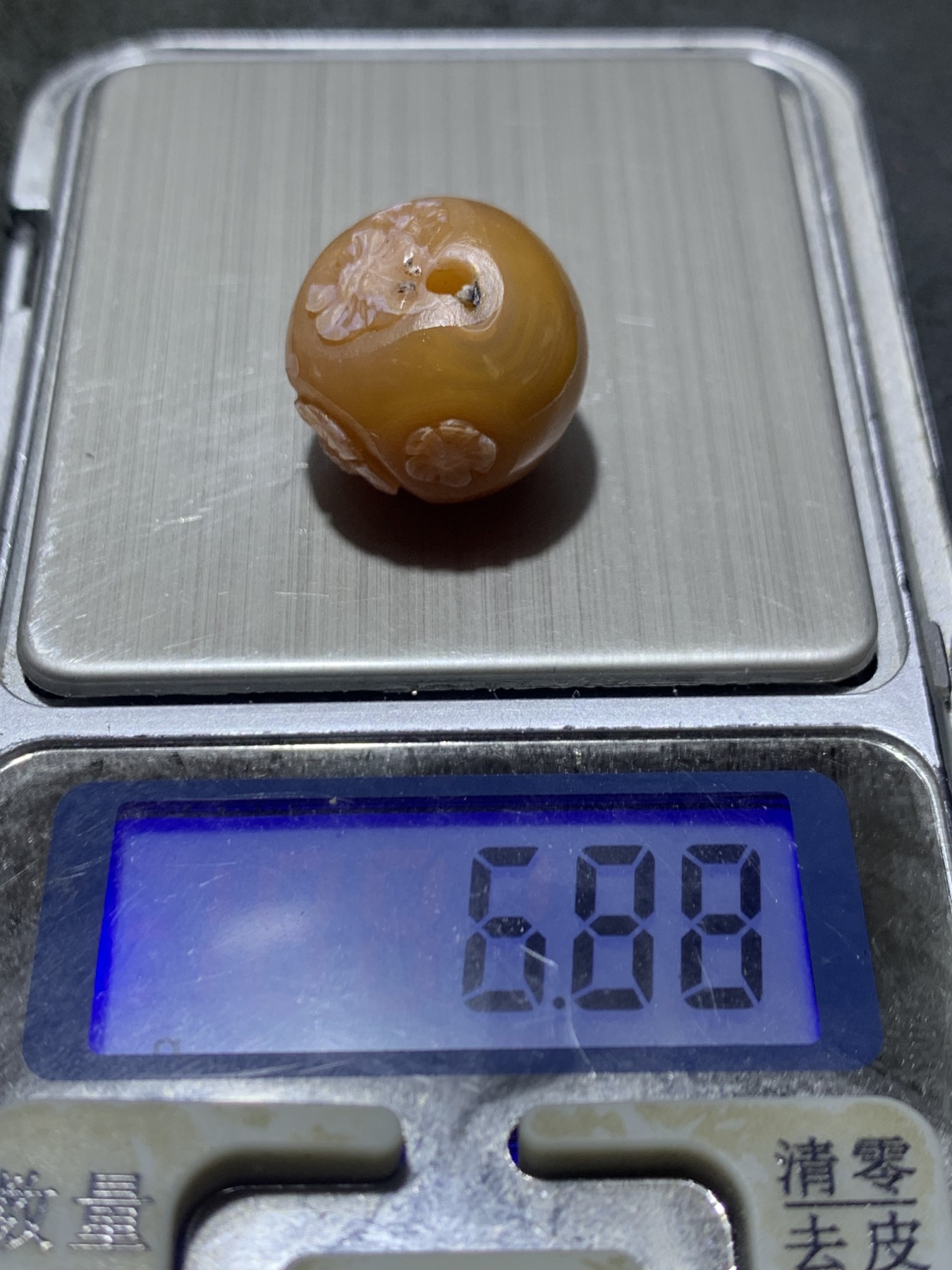 精美亚光战国红玛瑙手工俏色巧雕白梅花随形圆珠一个