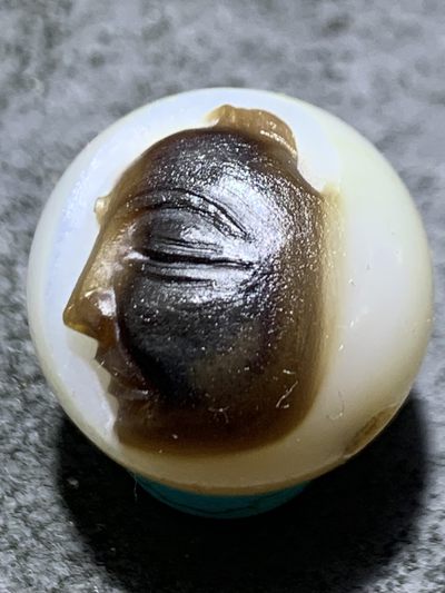 精美高玉化亚光海洋玉髓手工俏色巧雕一念之间圆珠一个！ - 精美高玉化亚光海洋玉髓手工俏色巧雕一念之间圆珠一个！