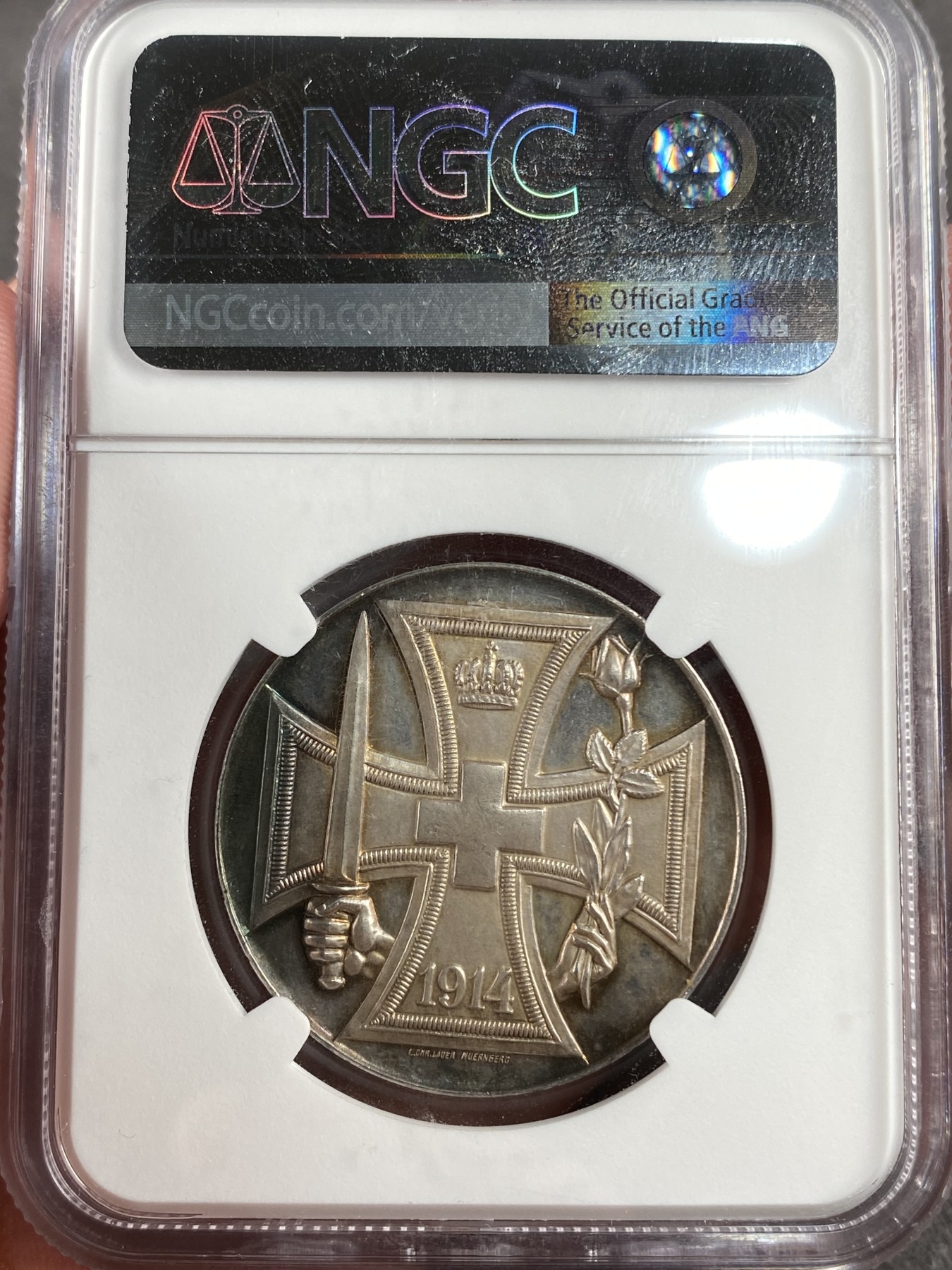万国钱币拍卖第014期（奢华币宴第一季） NGC MS64 1914年德国普鲁士铁十字银章，镜面五彩。