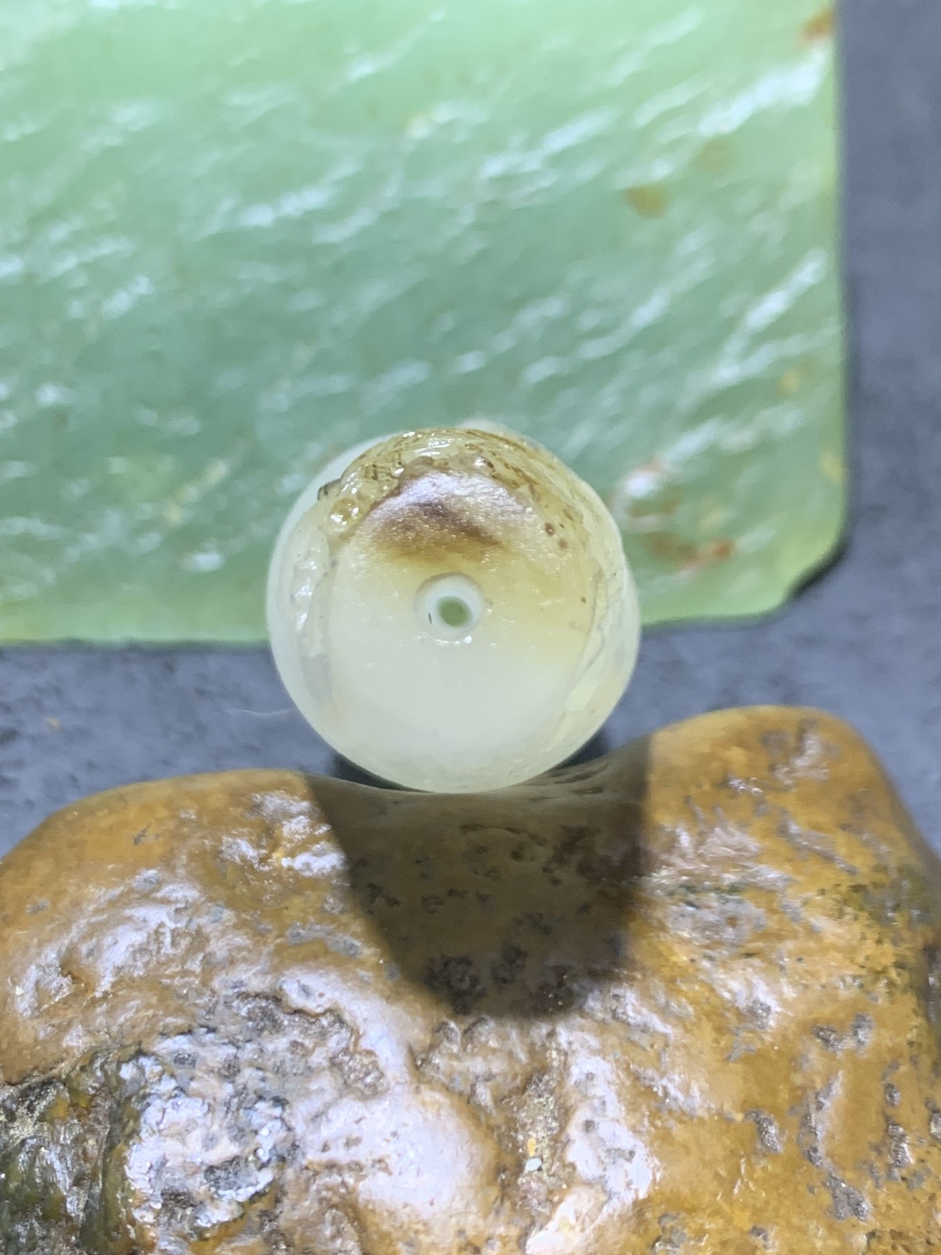 精美高玉化亚光海洋玉髓手工俏色巧雕西游记，横渡通天河意境大桶珠一个！